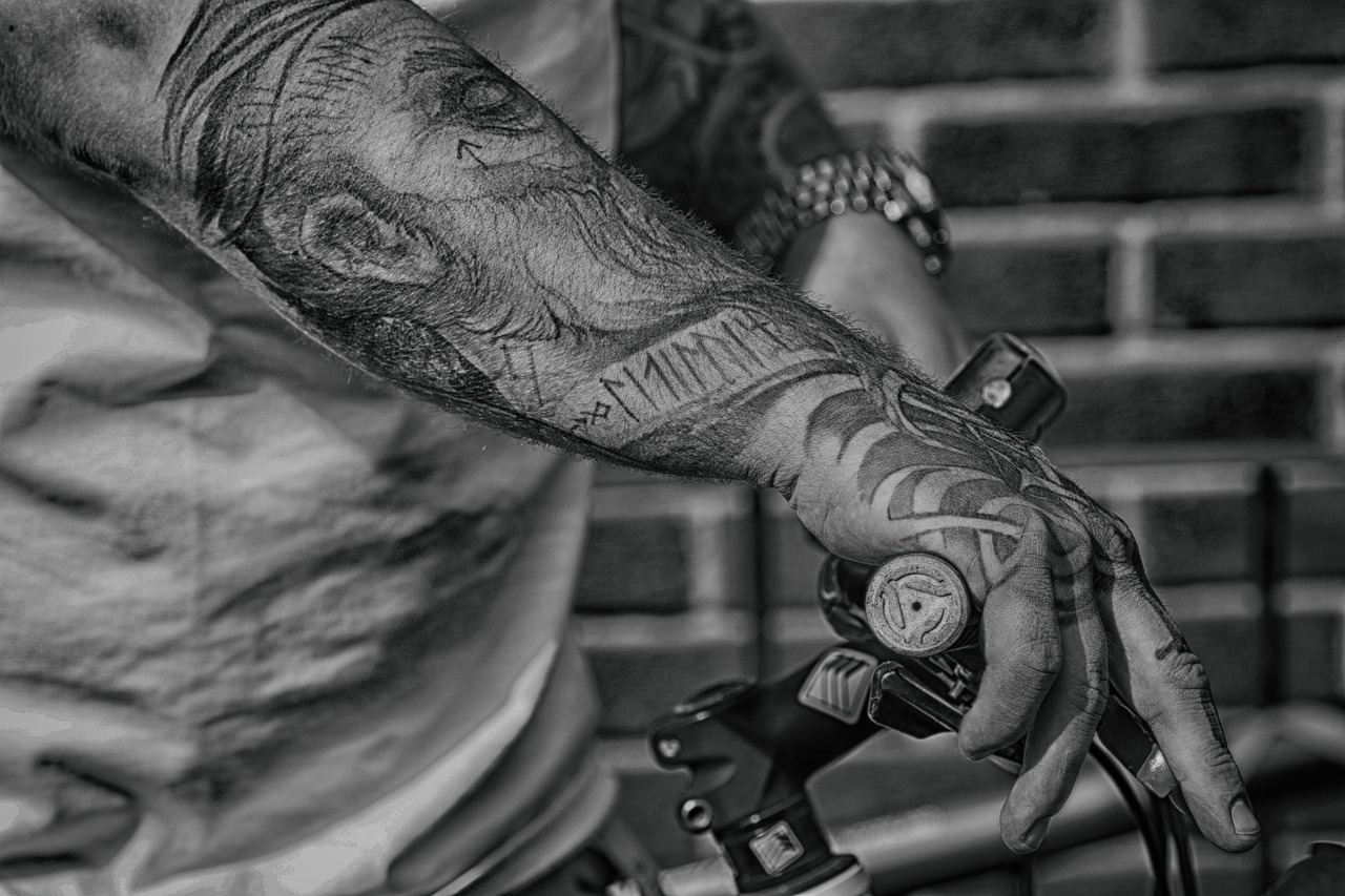 jak sciagnac folie po tatuazu