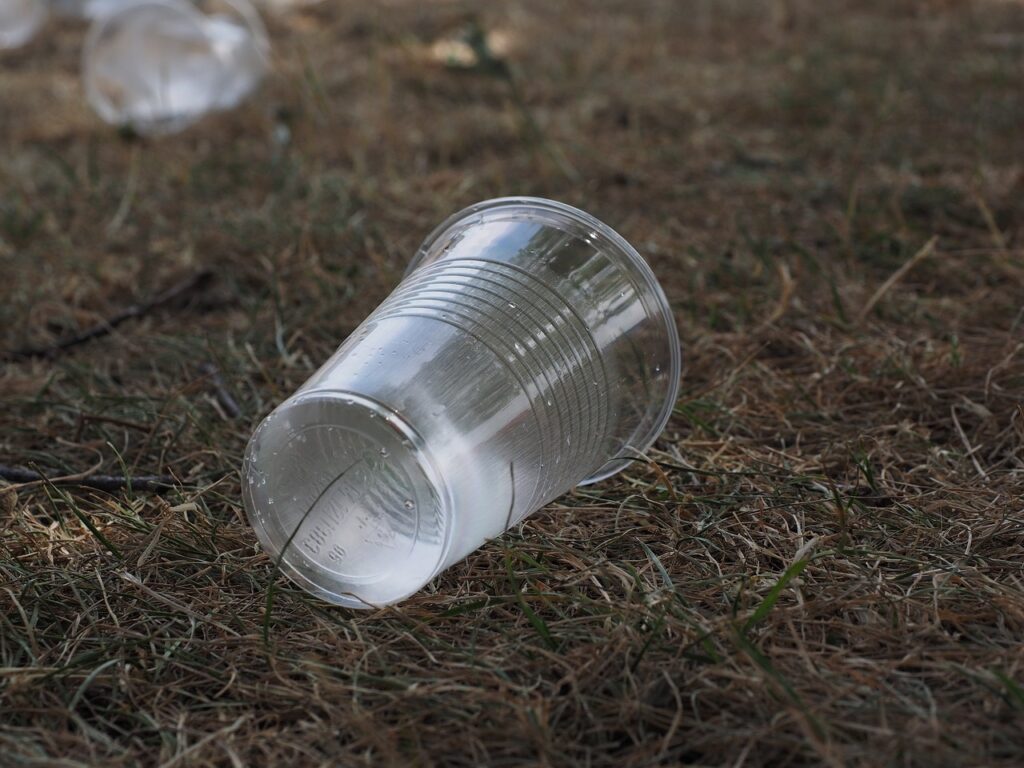 jak zrobić bałwana z kubków plastikowych