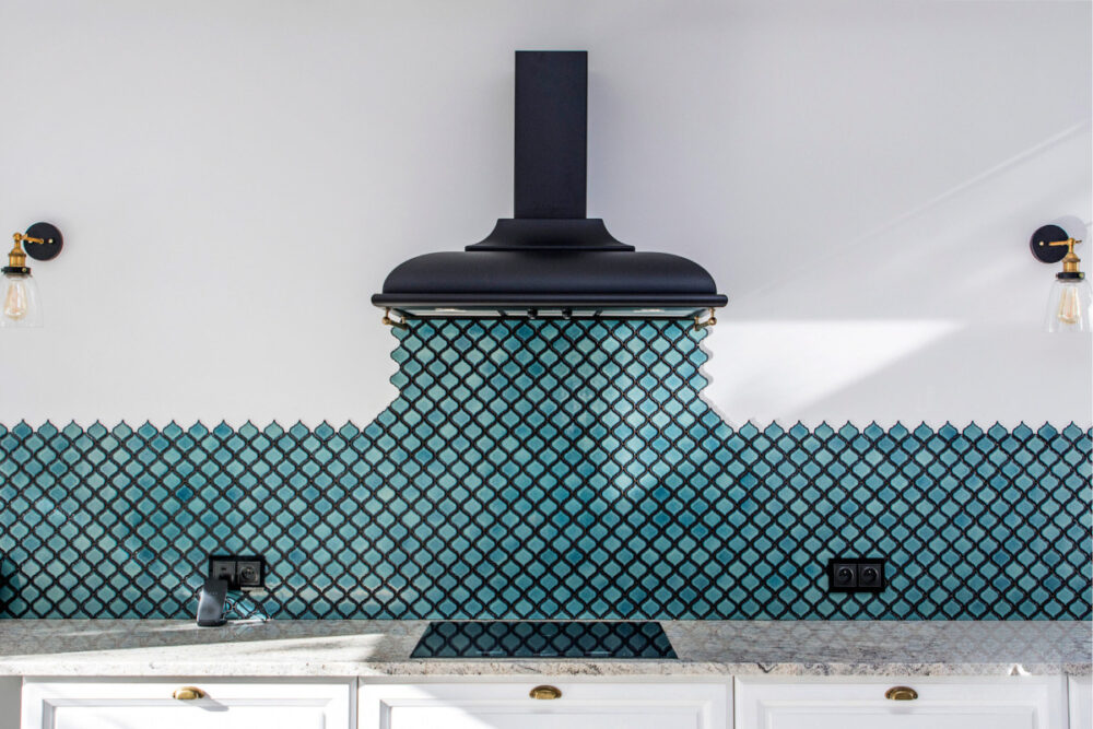kuchnia bez gornych szafek mozaika ceramiczna arabeska srednia adriatyk ozdoba wnetrza raw decor